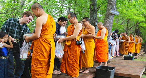 Тайские монахи