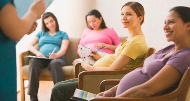 Беременные девушки на приеме у врача