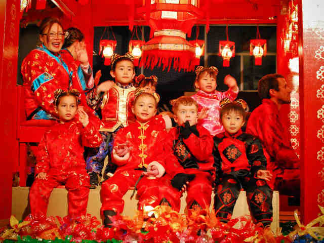 китайцы в красной одежде